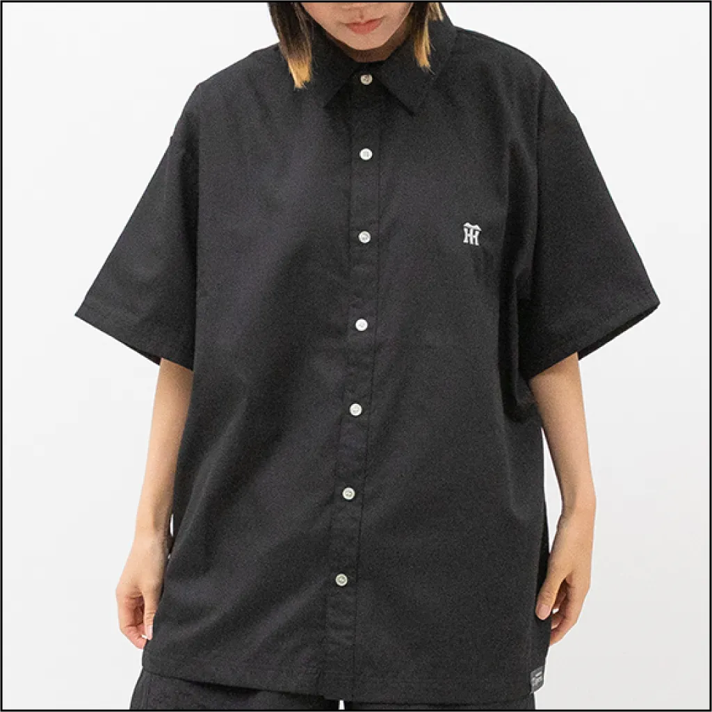 オールブラック・半袖シャツ 前面
