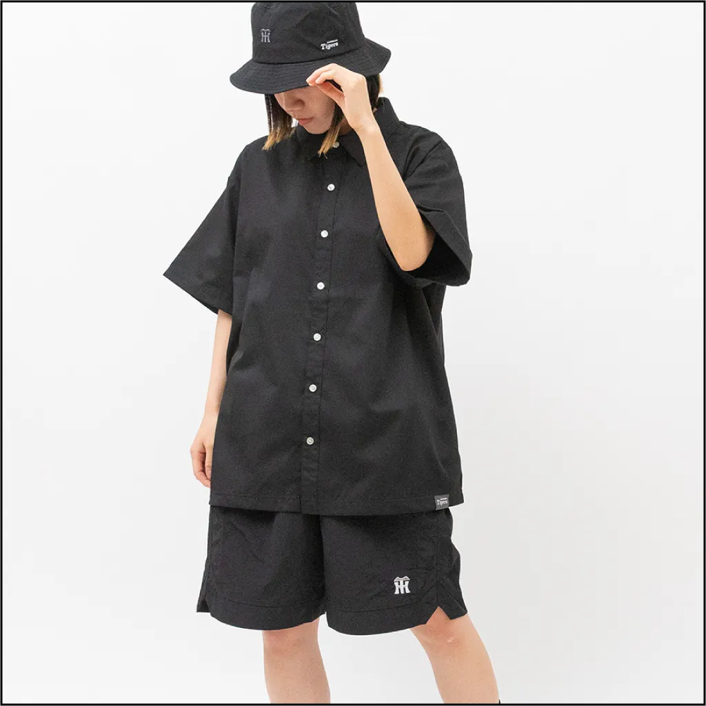 オールブラック・半袖シャツ 全体