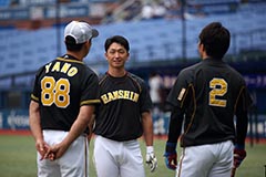 10月7日(月) 試合目練習で談笑する矢野監督、近本選手、北條選手