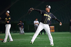 10月8日(火) 指名練習に参加しキャッチボールをする高橋遥投手