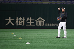 10月8日(火) 指名練習に参加しキャッチボールをする西投手