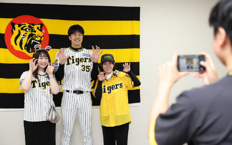 阪神タイガース現役選手との記念撮影 写真
