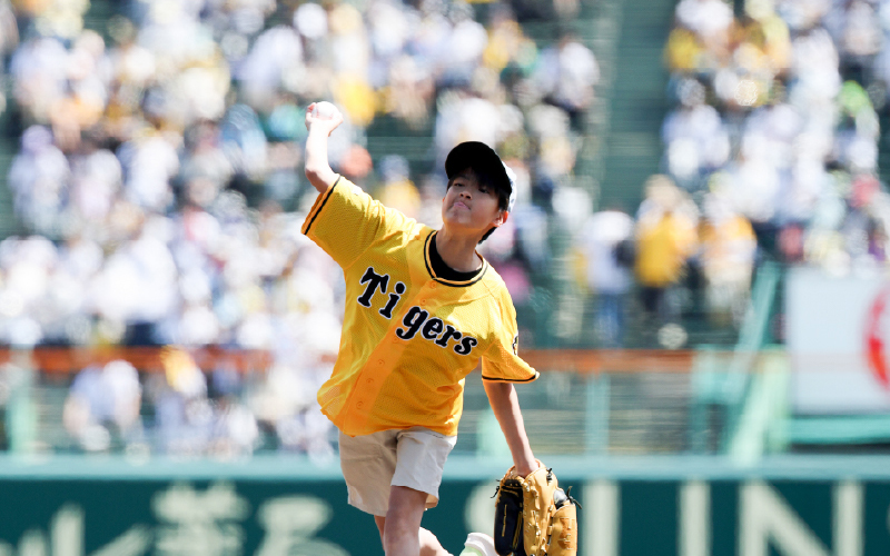 ファーストピッチセレモニー 写真