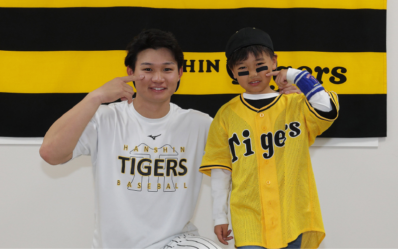 試合終了後のヒーロー選手と記念撮影（勝利時に限る） 写真