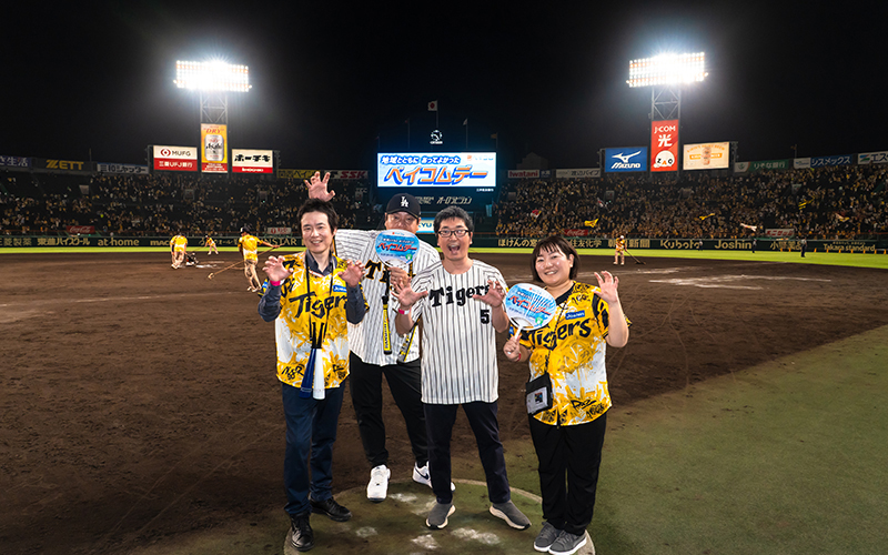 試合終了後のグラウンドにてプロカメラマンによる記念撮影 写真